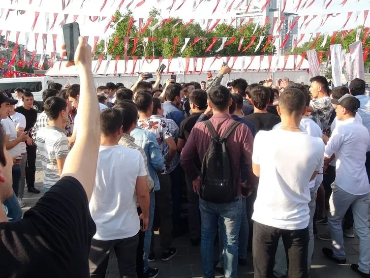 Özbek boksöre Taksim’de yoğun ilgi