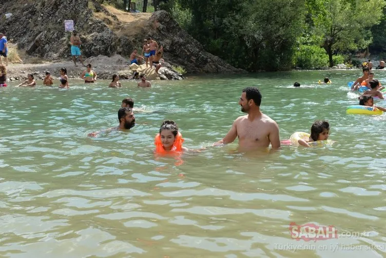 Tunceli’de plaj keyfi! Halk Munzur ve Pülümür çaylarında yüzerek serinliyor