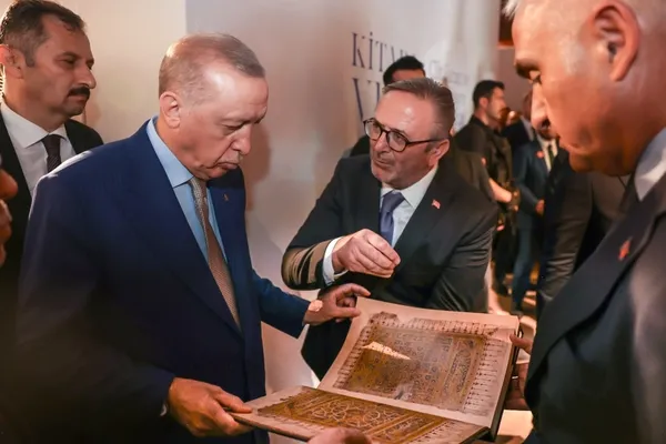 karadagin-asirlik-emaneti-bakan-ersoy-duyurdu-taslicali-huseyin-pasa-camii-mushaf-i-serifinin-tipkibasimini-ta-1789379937433.jpeg