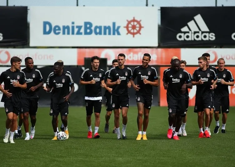 Beşiktaş Teknik Direktörü Sergen Yalçın’dan sürpriz! Kramponlarını giydi sahaya çıktı