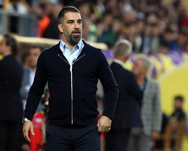 Arda Turan için kayak keyfi zamanı! Ailesiyle İsviçre’nin tozunu attı!