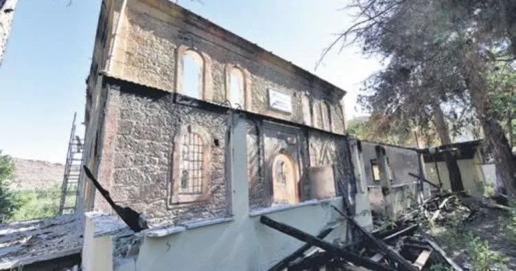 Yanan tarihi cami restore ediliyor