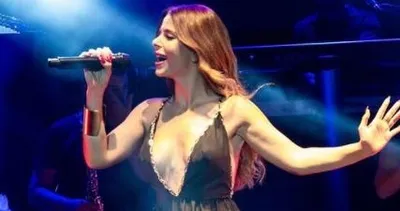 Şarkıcı Simge Sağın kendi mezuniyetinde sahnenin tozunu attırdı! Simge Sağın: Okulu nasıl 15 sene uzattığımı anlatıyorum...