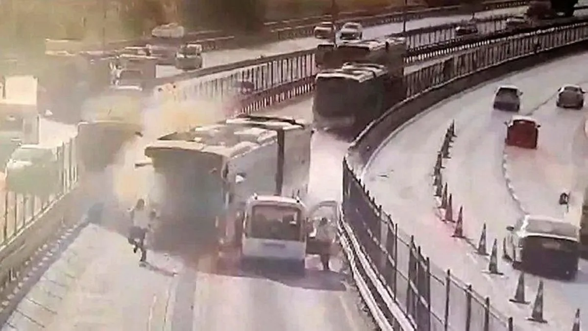Son dakika: Küçükçekmece'deki metrobüs kazasında yeni gelişme! Adliyeye sevk edildiler