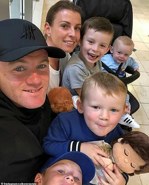son-dakika-wayne-rooney-ailesi-ve-esi-coleen-rooney-hakkinda-aciklama-yapti-parti-fotograflari-gundem-oldu-1627577463311.jpg