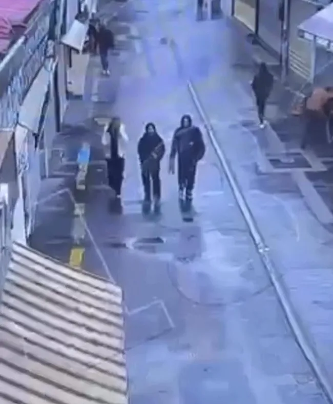 son-dakika-turkiye-bu-goruntuyu-konusmustu-igdirda-16-yasindaki-kizi-sokak-ortasinda-bicaklayan-saldirgan-icin-1771416039435.jpeg