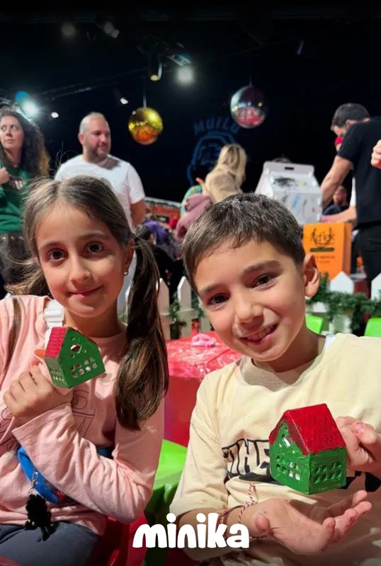 minika-yeni-yil-masalinda-izleyicileriyle-bulustu-1765805884962.jpg