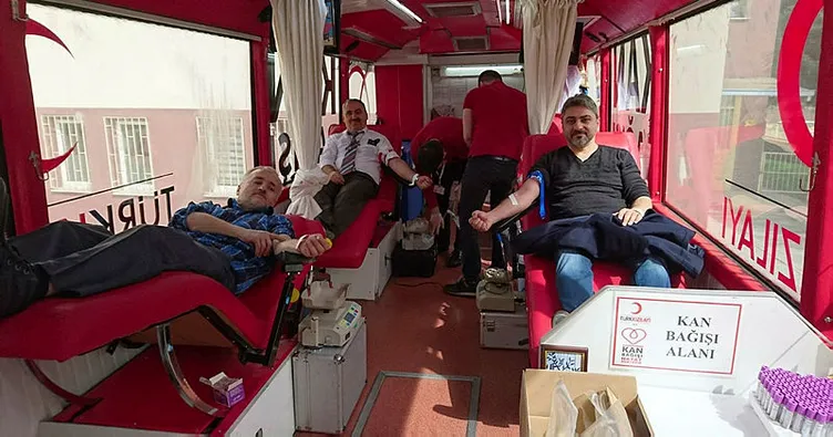 Öğretmen ve velilerden kan bağışı