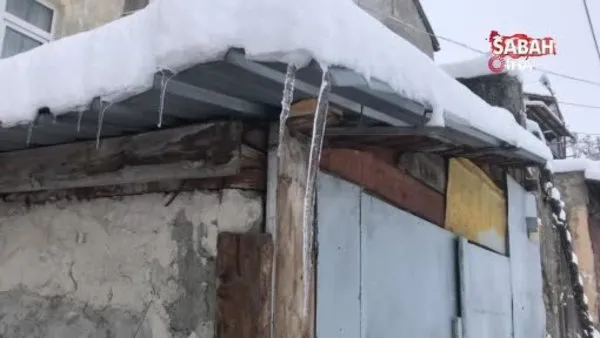 Kafasına çatıdan buz kütlesi düştü, ölümden döndü | Video
