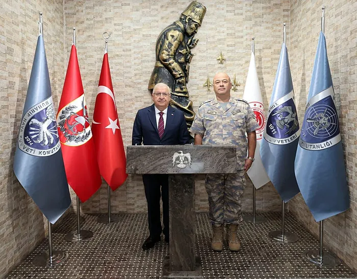 milli-savunma-bakani-yasar-guler-afyonkarahisarda-birlikleri-denetledi-1789548141020.jpg