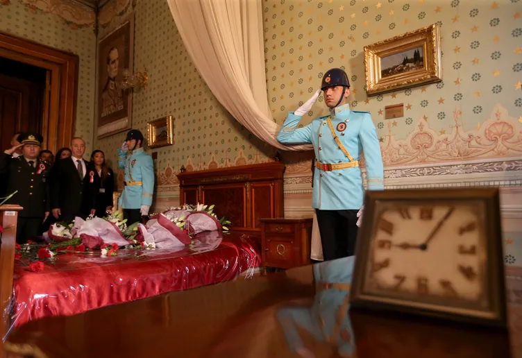 Atatürk'ün Dolmabahçe Sarayı'ndaki odasında tören