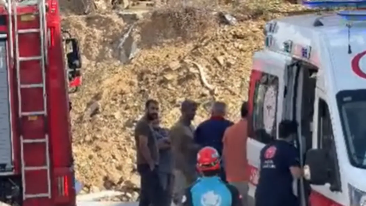 SON DAKİKA | Başakşehir'de toprak kayması: İşçiyi kurtarma çalışmaları sürüyor!