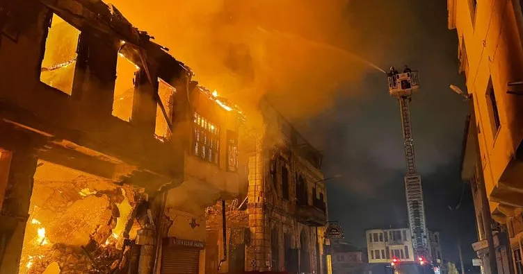 Depremin yıkamadığı tarihi binayı yangın kül etti