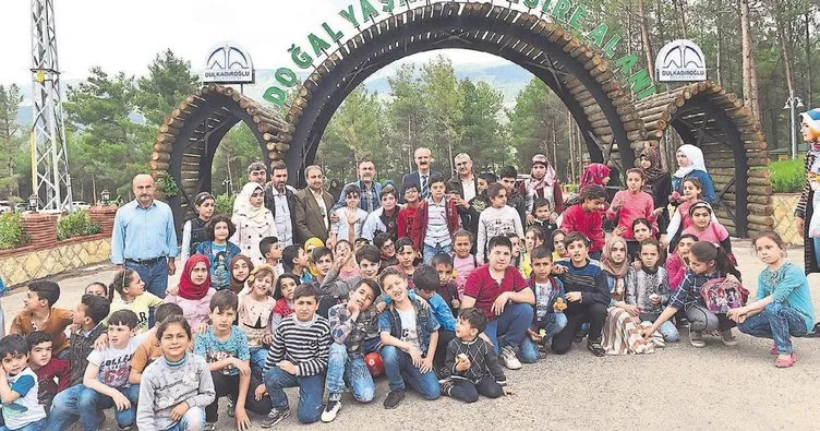 Suriyeli yetimler mini hayvanat bahçesinde