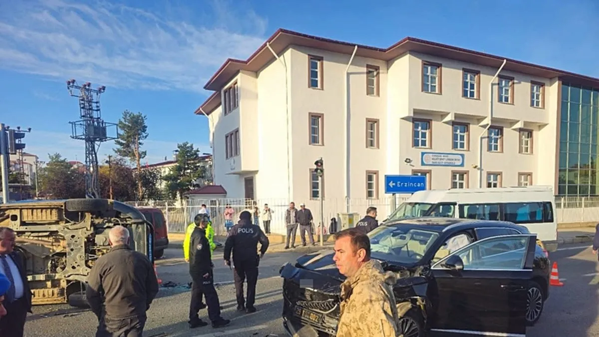 Makam aracı ile jandarma minibüsü çarpıştı: 2 asker yaralı Makam aracı ile jandarma minibüsü çarpıştı: 2 asker yaralı