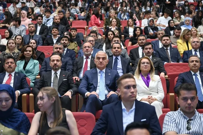 bakan-ersoy-turkce-ucsuz-bucaksiz-turkistan-topraklarindan-anadoluya-uzanan-bir-medeniyet-yuruyusunun-sesidir-1778583617778.jpg