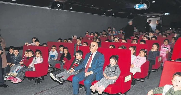 Gezen sinema Tır’ı Adana’da