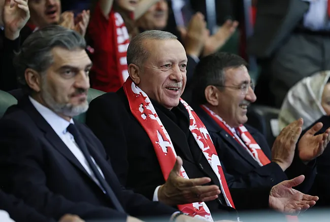 baskan-erdogan-turkiye-gurcistan-macini-statta-takip-ediyor-1760472706148.jpeg