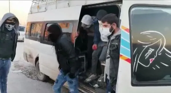 polis-sasti-kaldi-15-kisilik-minibuse-33-kisi-sigdirdi-1611817930695.jpg