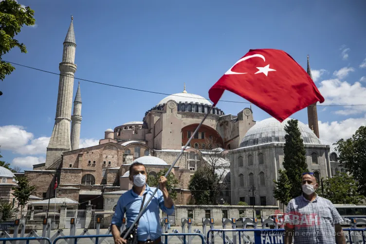 Εικόνες της τελευταίας στιγμής και όλες οι εξελίξεις από την Αγία Σοφία που προετοιμάστηκαν για την προσευχή της Παρασκευής