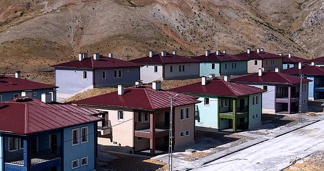 Bakan Kurum, Adıyaman’da yapımı tamamlanan köy evlerini paylaştı! Hak sahipleri konuştu: Devlet babalığından fazlasını yaptı