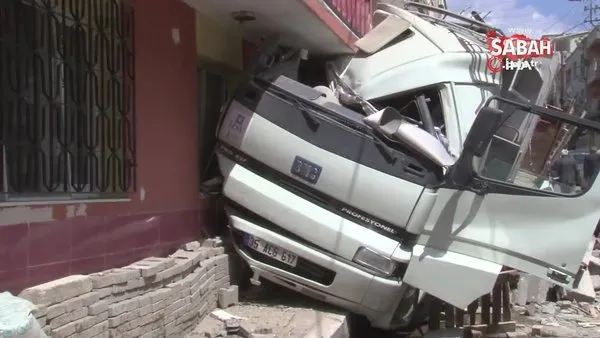 Kontrolden çıkan kamyon evin duvarına çarparak durabildi | Video