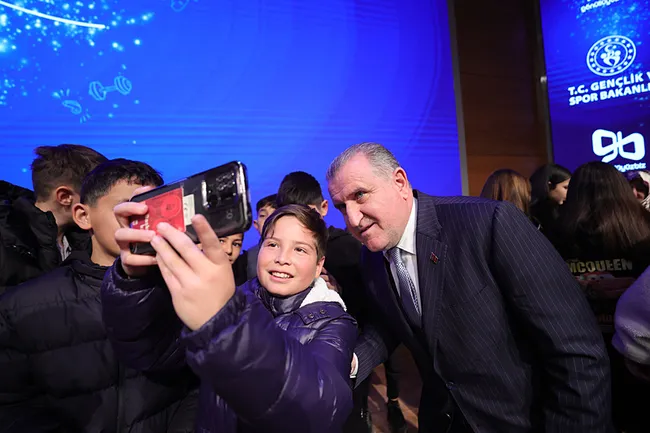 bakan-bak-sampiyon-sporcular-ve-anneleriyle-bulustu-1765294966600.jpg