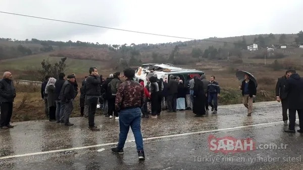 Bursa'da cenaze'den dönenleri taşıyan midibüs devrildi