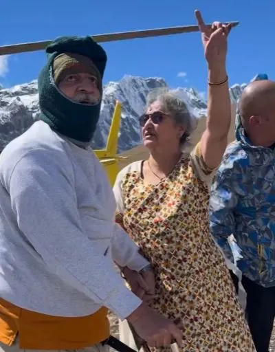 hayallerini-everestin-tepesinde-yakaladilar-yasli-ciftin-asklari-sosyal-medyanin-gundemine-oturdu-1671456093692.jpg