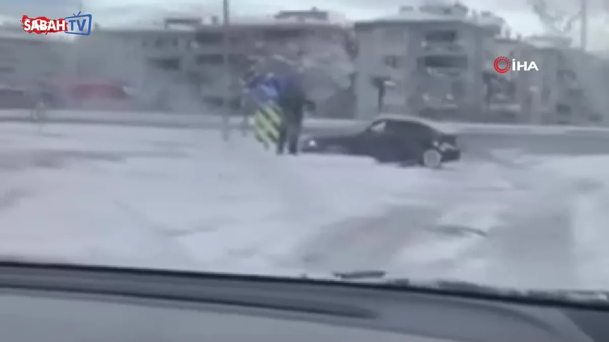 Kar yağışını fırsat bildi, kavşakta böyle drift attı | Video videosunu izle Kar yağışını fırsat bildi, kavşakta böyle drift attı | Video videosunu izle