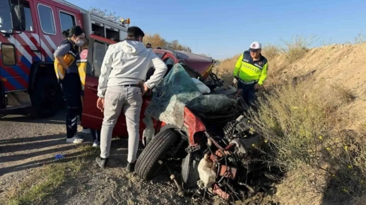 Kırşehir’de feci kaza! Yük kamyonuyla çarpışan otomobil hurdaya döndü: 1 ölü, 1 yaralı Kırşehir’de feci kaza! Yük kamyonuyla çarpışan otomobil hurdaya döndü: 1 ölü, 1 yaralı
