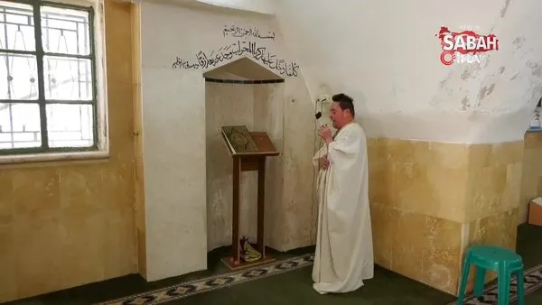 El Halil’de okuma yazma bilmeyen down sendromlu Filistinli camide ezan okuyor | Video