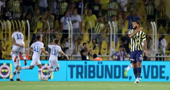 Son dakika: Fenerbahçe taraftarı Kadıköy'de Putin tezahüratı yaptı!