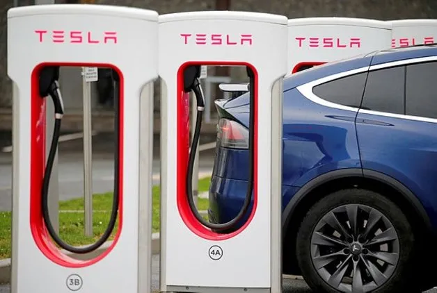 TESLA’YA PAHALIYA PATLADI