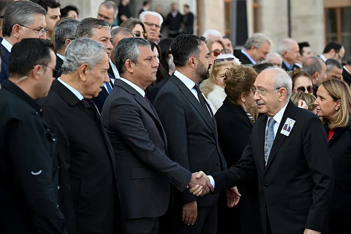 ankara-hayatini-kaybeden-eski-milletvekili-gulay-icin-tbmmde-toren-1792410828511.jpg Özgür Özel ve Kemal Kılıçdaroğlu'ndan 'soğuk' tokalaşma: Yeni Parti - CHP kavgası sürerken dikkat çeken kare