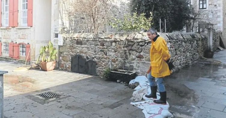 Yol yükseltilince evlere su doldu