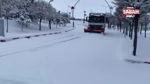 Erciş'te kar yağışı nedeniyle kapanan yolların açılması devam ediyor