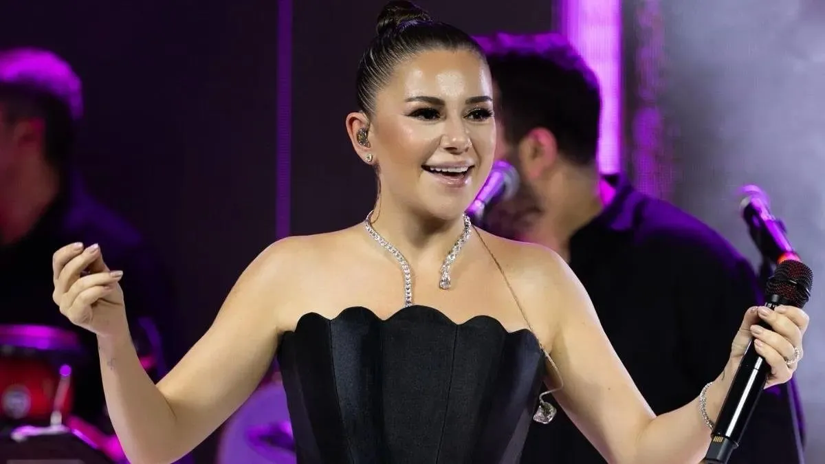 Merve Özbey şarkılarını hemşehrileriyle söyledi Merve Özbey şarkılarını hemşehrileriyle söyledi