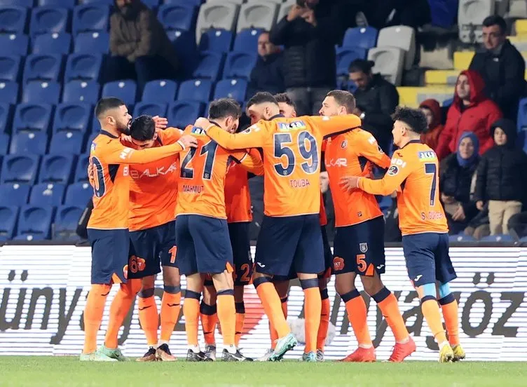 Son dakika haberi: Başakşehir-Adana Demirspor maçı sonrası saha birbirine girdi! O isim sinirden çılgına döndü, saldırmaya çalıştı...