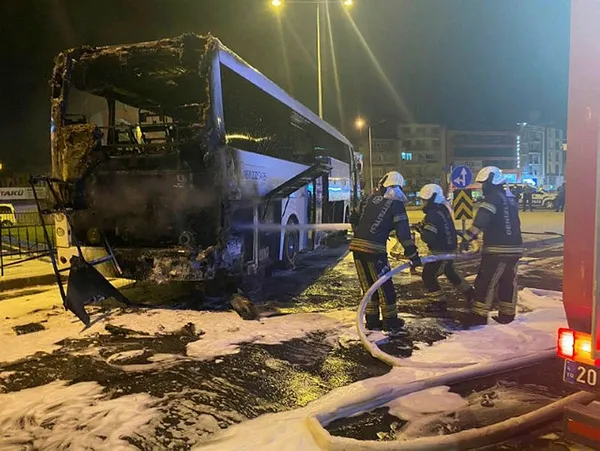 denizlide-yolcu-otobusu-alevlere-teslim-oldu-facianin-esiginden-donuldu-1630184420779.jpg