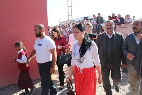 PKK'nın kaçırdığı öğretmenlerini böyle karşıladılar