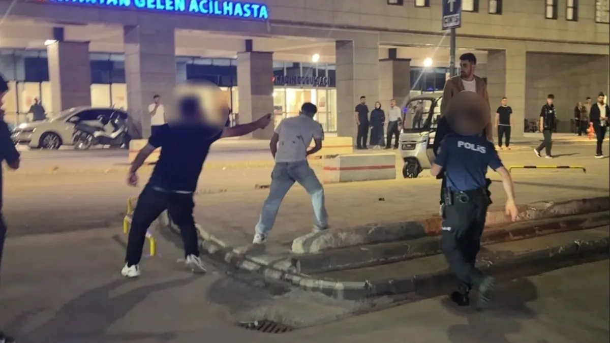 Hastanede bıçakla dehşet saçtı! 2 güvenlik görevlisi ile bir akrabasını bıçakladı