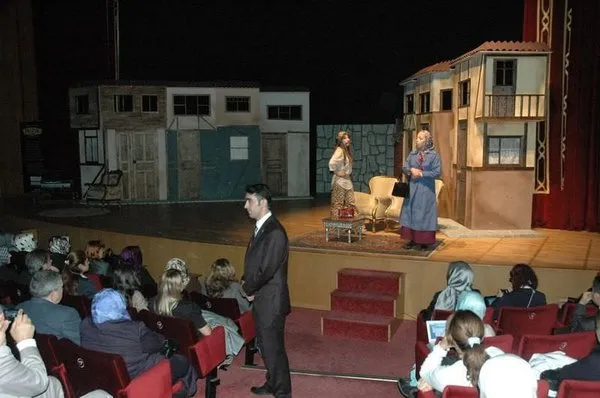 'Huzur Sokağı' tiyatro sahnesinde