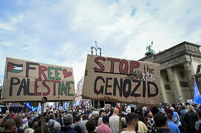 Berlin’de binlerce kişi Filistin için sokağa döküldü! Alman siyasetçiden Gazze’ye sessiz kalanların merhameti yoktur açıklaması