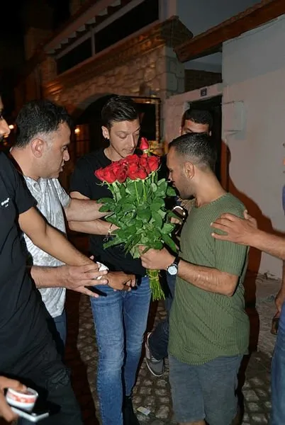 Mesut Ãzil'den seyyar çiçek satıcılarına tepki