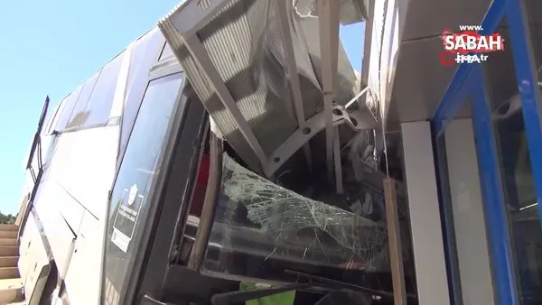Freni boşalan otobüs, önce otomobile çarptı sonra markete daldı | Video
