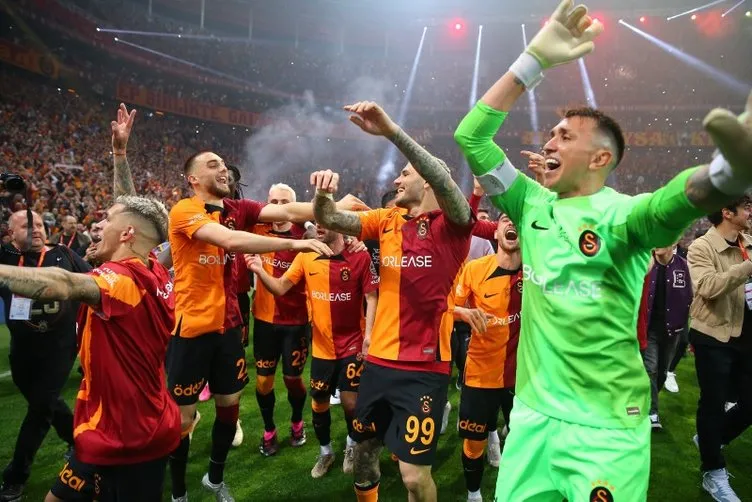 Son dakika Galatasaray haberleri: Okan Buruk canlı yayında transfer ateşini yaktı! Galatasaraylı taraftarlar yıldız oyuncu için çılgına döndü...