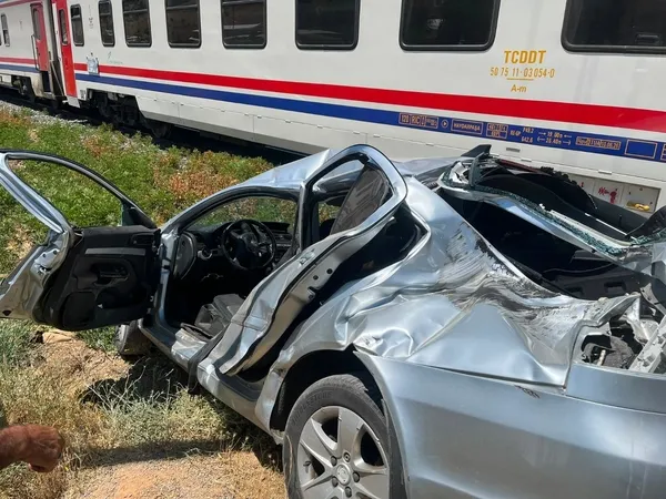 musta-tren-otomobile-carpti-3-yarali-1784114652198.jpg