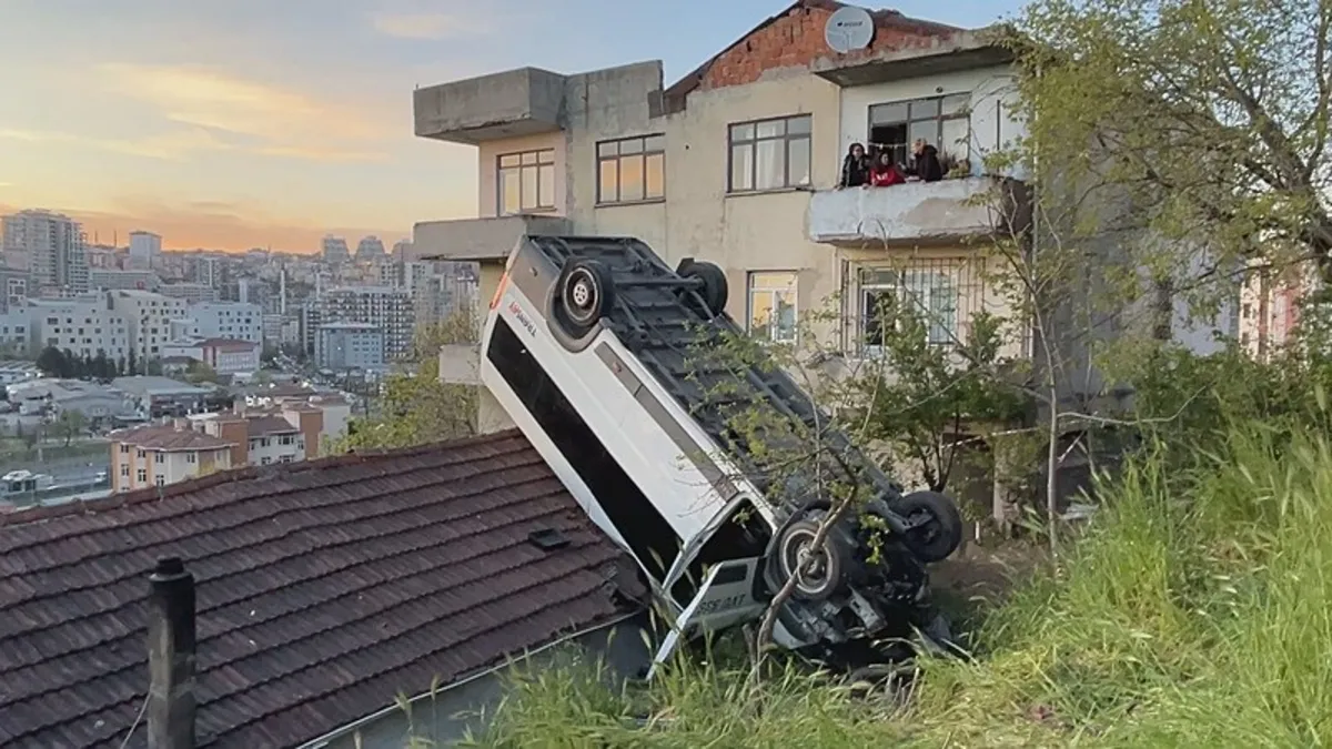 Minibüs evin çatısına uçtu