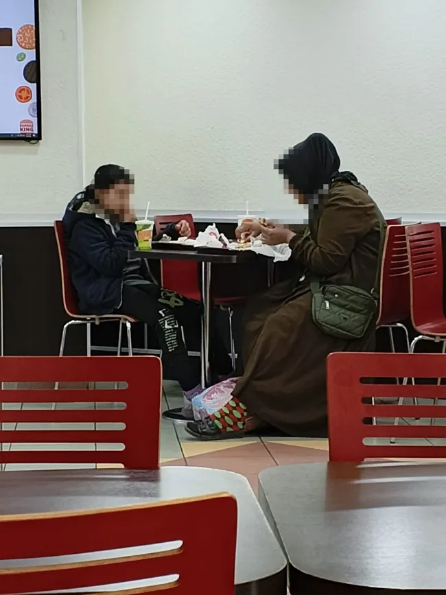 unlu-fast-food-zincirinde-insanlik-disi-muamele-gormuslerdi-onuru-kirilan-anne-yasadiklarini-anlatti-biz-insan-1777839671653.jpg